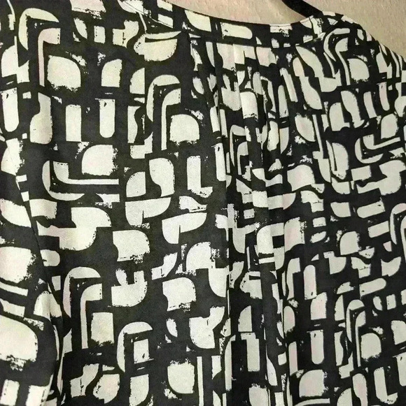 Apt 9 petite medium Poly black & white geometric hidden button business blouse - Picture 9 of 10